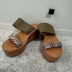 Chinese Laundry Wind Slide Platform Wedge Green Animal Print Size 6.5 Slip On